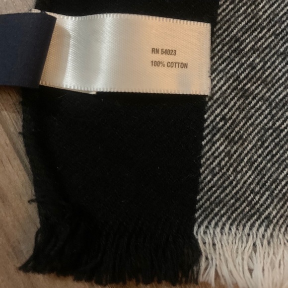 ❣️LAST CHANCE❣️New Gap Plaid Fringe Scarf - Picture 6 of 8